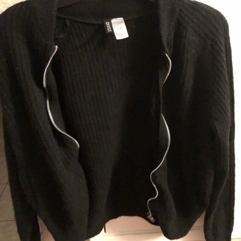 H & M Divided Black Crop sweater - Size Small